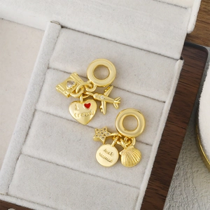 Goldene Reise- und Hochzeitsanhänger mit Zirkonia-Koffer in einer Samt-Schmuckschatulle