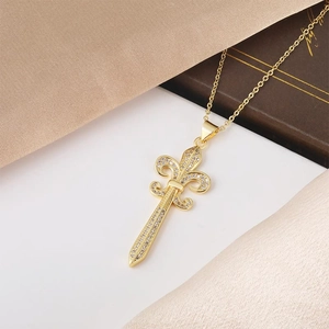 Collana con ciondolo a croce e giglio dorato con zirconi micro-pave su seta champagne