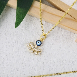 Collana Evil Eye dorata con dettagli in smalto e ciondolo a ventaglio in zircone bianco
