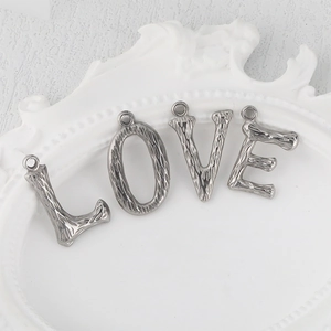 Ciondoli lettere LOVE in acciaio inossidabile con texture corteccia per gioielli DIY