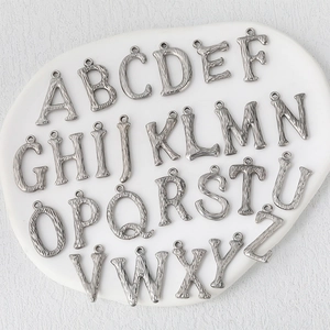 Ciondoli con Lettere dell'Alfabeto in Acciaio Inossidabile Texture della Corteccia Charms Inglesi A-Z per Fai da Te Collana Gioielli