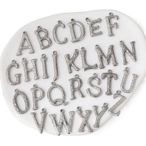 Pendenti alfabeto A-Z in acciaio inox argento vintage con texture corteccia per gioielli