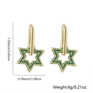 Detalle de aretes de estrella dorada de 3,43cm con circonitas verdes en fondo blanco