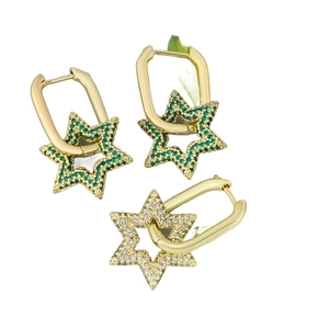 Pendientes de aro rectangulares dorados con colgantes de estrella en circonitas verdes y blancas