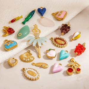 Bunte Emaille-Anhänger in Herz- und Fischform für DIY-Schmuck in Goldoptik glänzend