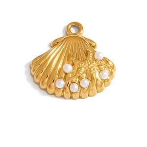 Detailansicht goldener Muschelanhänger aus Edelstahl mit Seestern und weißen Perlen