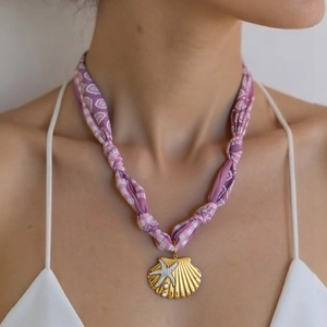 Collana in corda di seta con ciondolo a conchiglia dorata, stella marina e perla