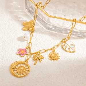 Collana chic in acciaio inossidabile placcata oro 18k con perla e ciondoli