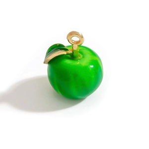 Dettaglio del ciondolo a forma di mela verde con foglia dorata e smalto lucido