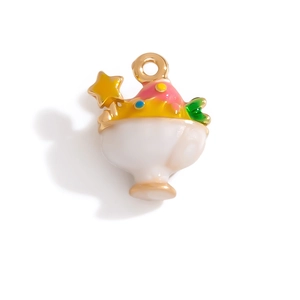 Dettaglio del ciondolo a forma di dessert in smalto colorato con stella d'oro e anello