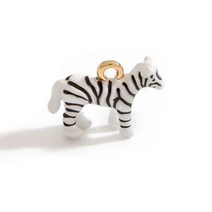 Squisito ciondolo a forma di zebra in smalto con strisce e dettaglio ad anello dorato