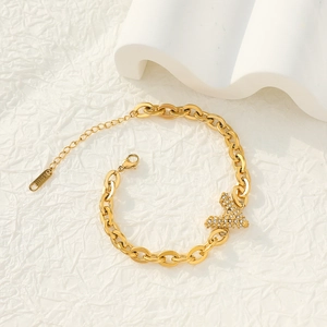Goldenes Gliederkettenarmband aus Edelstahl mit funkelndem Zirkon-Schmetterlingsanhänger