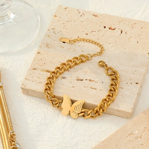 Vergoldetes mehrlagiges Schmetterlings-Armband mit grober Kette und Karabinerverschluss