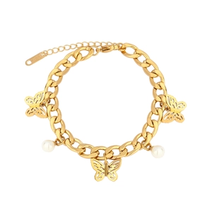 Goldenes mehrlagiges Gliederketten-Armband mit Schmetterling-Anhängern und Perlen