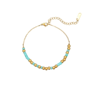 Détail du bracelet avec perles en métal doré et pierres cylindriques bleu ciel