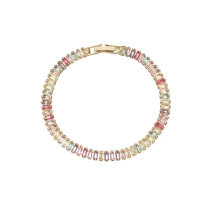 Détail du bracelet en zircons colorés avec placage doré et fermoir de sécurité
