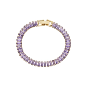 Détail du fermoir doré et des zircons violets sur un élégant bracelet en cuivre