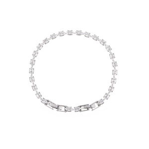 Détail macro du bracelet tennis argenté avec zircons marquise et fermoirs pliants de sécurité