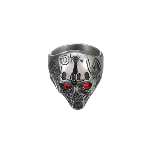 Dettaglio macro dell'anello teschio gotico con occhi in strass rossi e finitura nera
