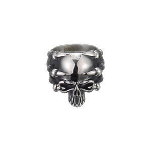 Vista dettagliata dell'anello teschio punk in acciaio inossidabile con finitura argento