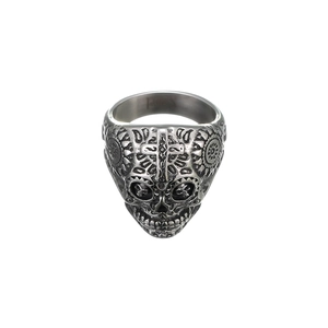 Macro di un anello a teschio punk con dettaglio a croce e finitura in argento ossidato
