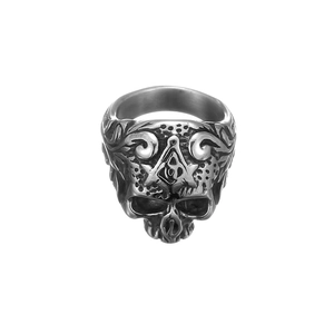 Dettaglio macro di anello teschio da uomo con simbolo massonico e incisioni vintage