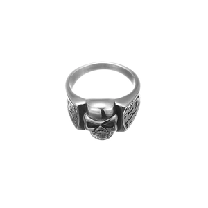 Vista dettagliata dell'anello a teschio in stile punk con motivi gotici vintage in argento