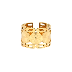 Makroansicht goldener verstellbarer Ring mit Sonnenstrahlmuster und hohlem Geo-Design