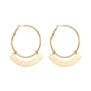 Gouden roestvrijstalen oorringen met ster- en maanhangers voor een modieuze look