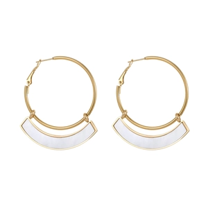 Gouden creolen met witte schelpinleg hanger in een minimalistische boho-stijl