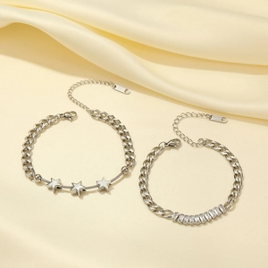 Silbernes Stern-Armband-Set mit Zirkoniasteinen auf elegantem Seidenhintergrund
