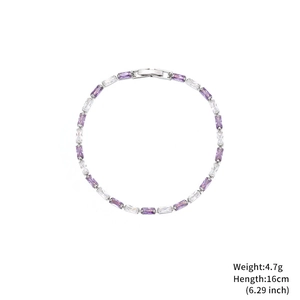Detailansicht des luxuriösen Zirkonia-Armbands mit lila Steinen und Größenangaben