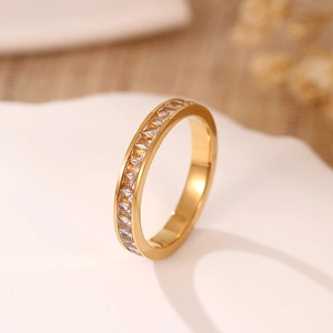Bague élégante plaquée or avec zircons de coupe carrée sertis sur plateau blanc