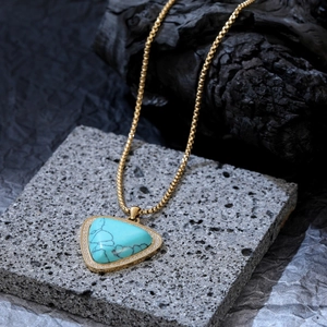 Magnifique collier pendentif triangle turquoise doré sur support en pierre naturelle