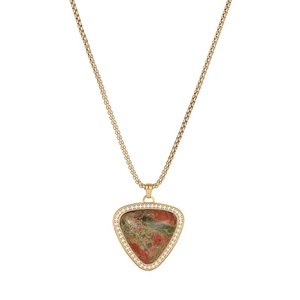 Détail de chaîne gourmette dorée et pendentif unakite avec bordure en diamants brillants