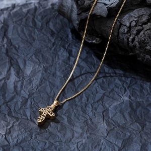 Collana urna a croce vintage in oro con incisioni a cuore e catena box da uomo