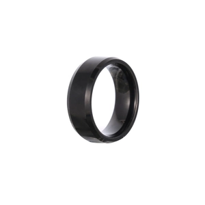 Macro di anello da uomo in tungsteno nero con bordi smussati e finitura industriale lucida