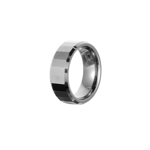Dettaglio dell'anello geometrico in tungsteno argento con superficie interna lucida