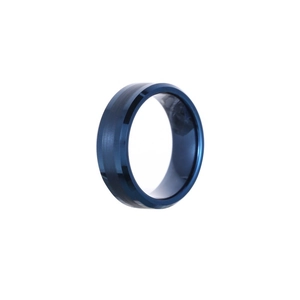 Dettaglio dell'anello in acciaio al tungsteno blu scuro con finitura spazzolata