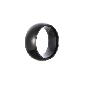 Dettaglio di un anello in tungsteno nero lucido con finitura a specchio su sfondo bianco