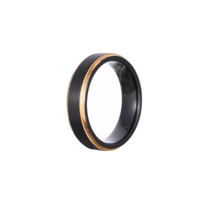 Dettaglio anello in tungsteno nero spazzolato con linea oro rosa e fascia interna lucida