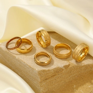Anelli minimalisti in acciaio al tungsteno oro e bronzo con finiture opache e lucide