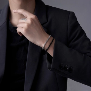 Détail de bracelets chaîne box pour hommes en finitions argent et noir mat