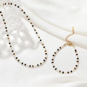Detail von Naturstein-Halskette und Armband-Set mit Achatperlen und goldenen Elementen