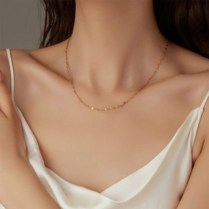 Collier chaîne à maillons minimaliste en or 18 carats sur le cou pour un détail élégant