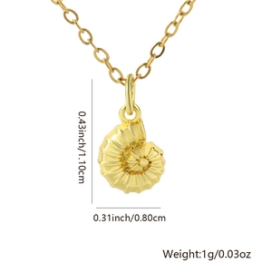 Detailweergave van de gouden schelphanger met afmetingen 1,1x0,8cm en gewicht van 1g