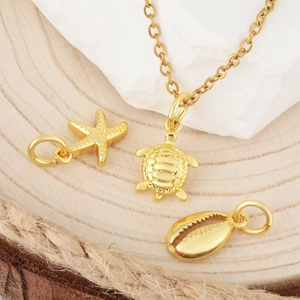 Gouden ketting met zeester schildpad en schelp hangers in minimalistische oceaanstijl