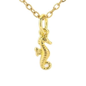 Gouden zeepaardje hanger ketting met verfijnde textuur aan een fijne gouden schakel