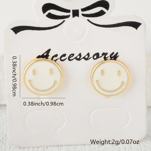 Détail des boucles d'oreilles smiley blanc avec dimensions 0.98cm et poids indiqués