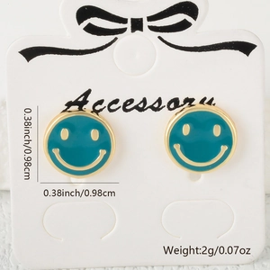 Détail de boucles d'oreilles smiley rondes bleu cyan avec bords dorés et dimensions